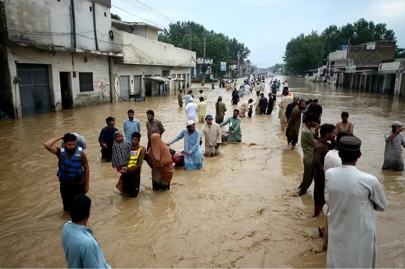 لە پاکستان کارەسات رویدایە و دەیان کەس گیان لەدەسدان و زەخمداربوین