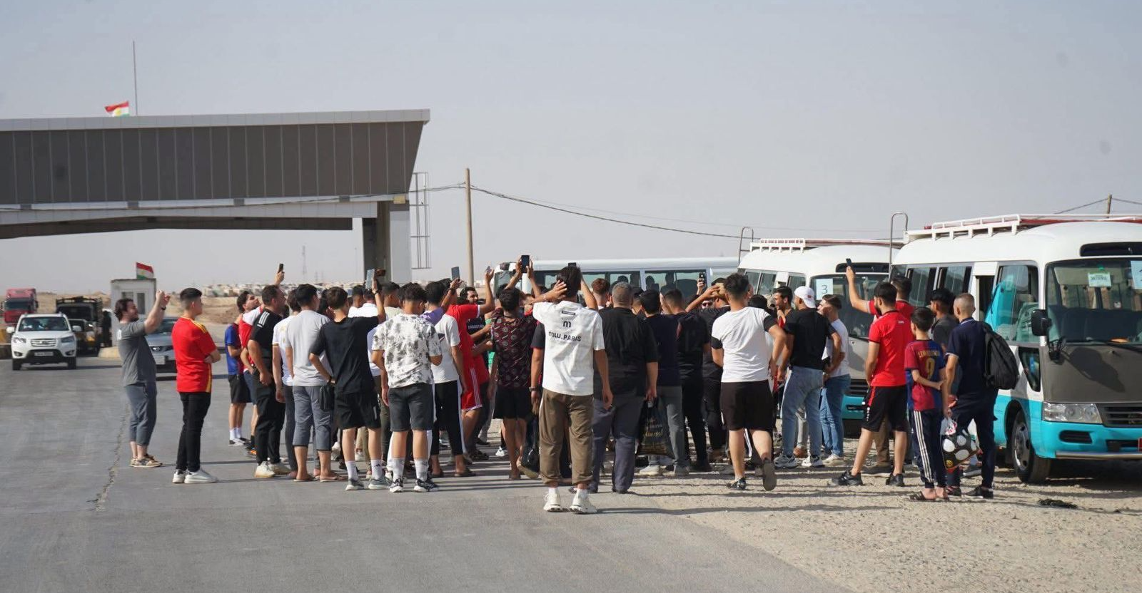 بحضور الدخيل.. جماهير الموصل تزحف إلى عقرة قبل ساعات من "مباراة الحلم"