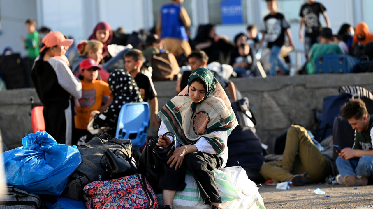 إيران تُرحّل 256 ألف أفغاني