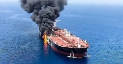 کەشتییگ وەرانوەر کناراوەیل یەمەن کەفێدە وەر پەلامار