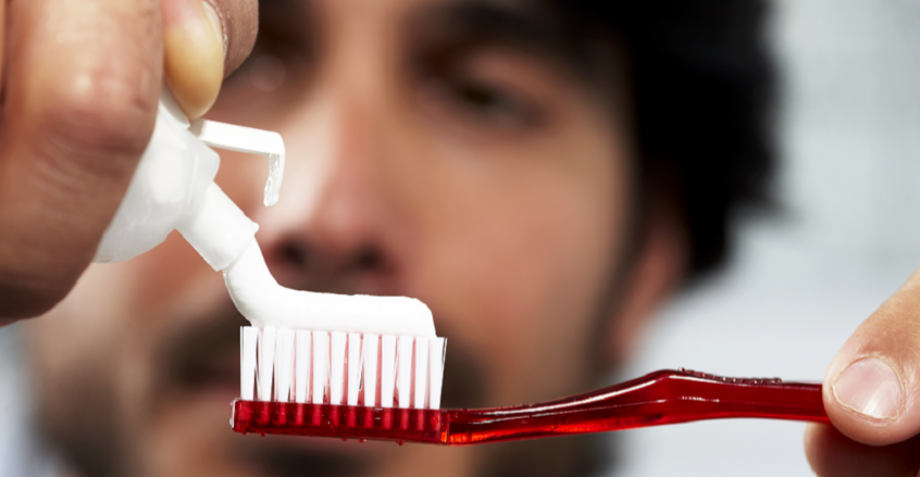 الكشف عن مؤشر خطير لنزيف اللثة أثناء تنظيف الأسنان