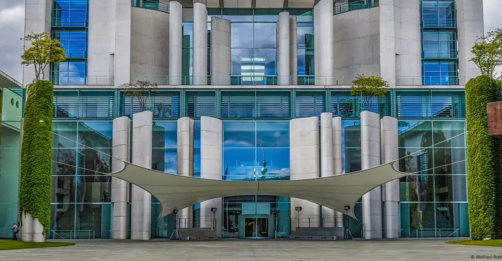 "فلسطين تنهض" تلطخ مقر المستشارية الألمانية بالأحمر احتجاجاً على دعم إسرائيل