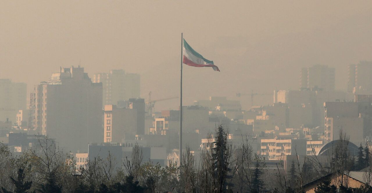 طوارئ في طهران وتحذيرات من الخروج بسبب تلوث الهواء
