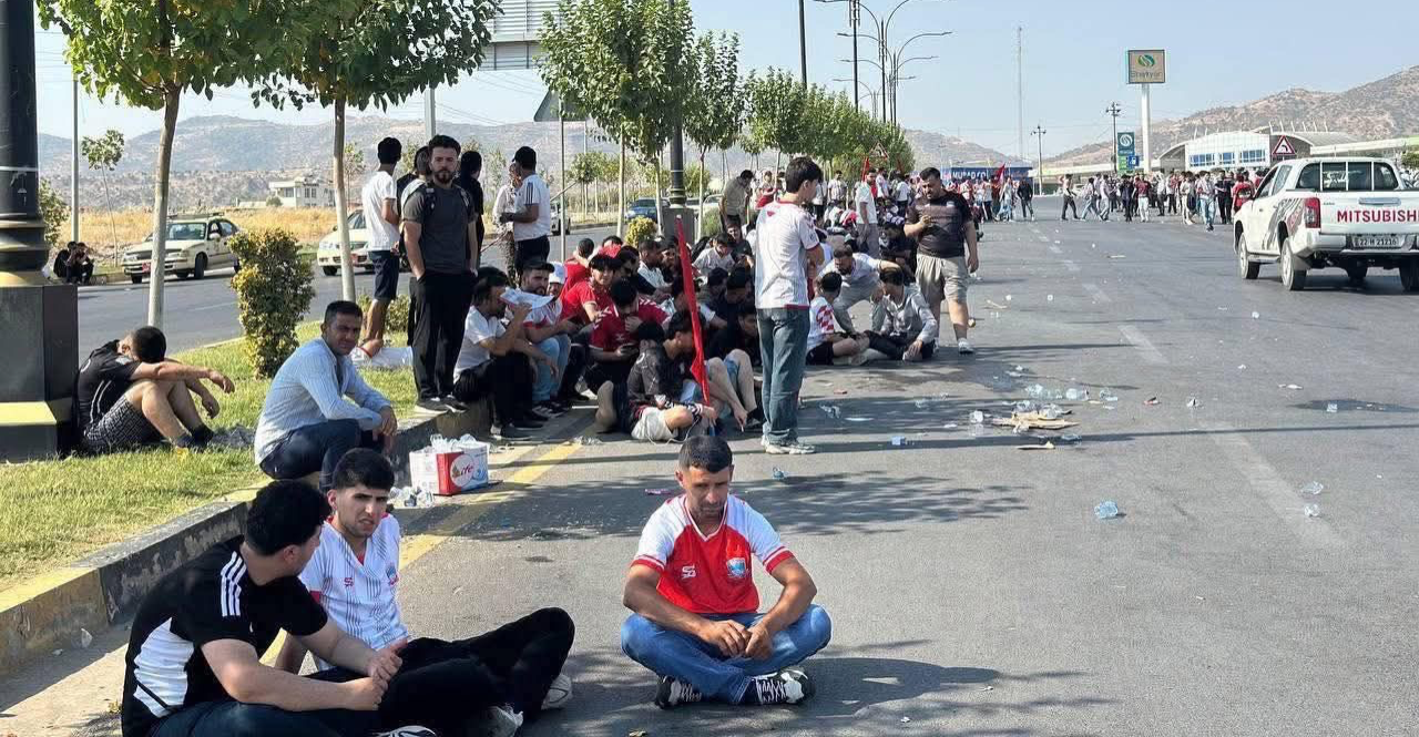 لمؤازرة فريقهم في نهائي الكأس.. جماهير زاخو يفترشون الأرض بانتظار نقلهم إلى بغداد