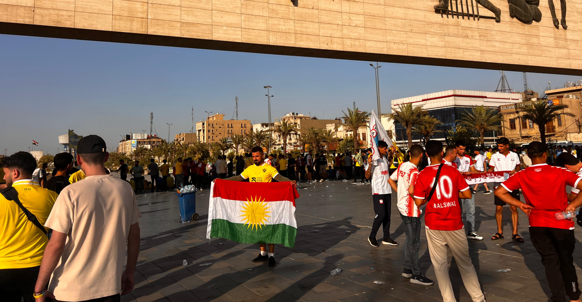قبيل لقاء دهوك.. جماهير زاخو تملأ ساحة التحرير وسط بغداد (صور)