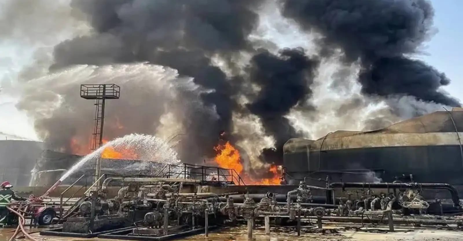 ئیران.. هیزگردن ئاگر گەپیگ لە پاڵاوگەی نەفتی  لەلی قوربانی کەفێدەو (ڤیدیۆ)