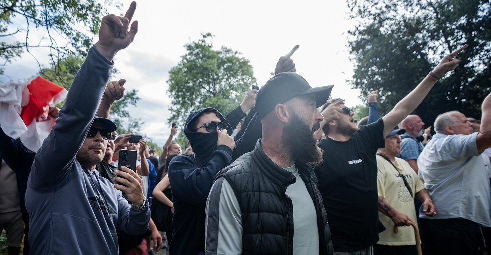 احتجاجات غاضبة ومواجهات عنيفة مع الشرطة في بريطانيا