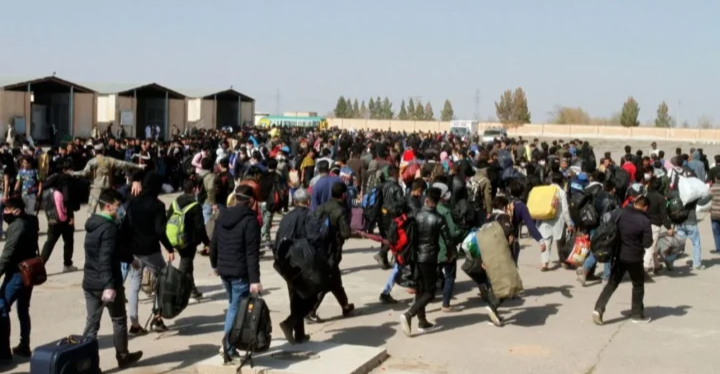 مسؤول إيراني: دخول عشرات آلاف العسكريين الأفغان وعناصر داعش إلى البلاد