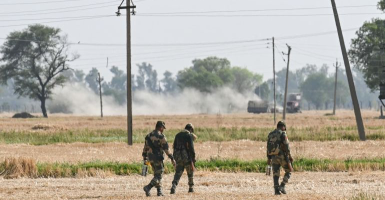 پاكستان.. تەقەکردن وەرد چەکدارەیلیگ لەبان سنوور و کوشیان و زەخمداری 23 کەس