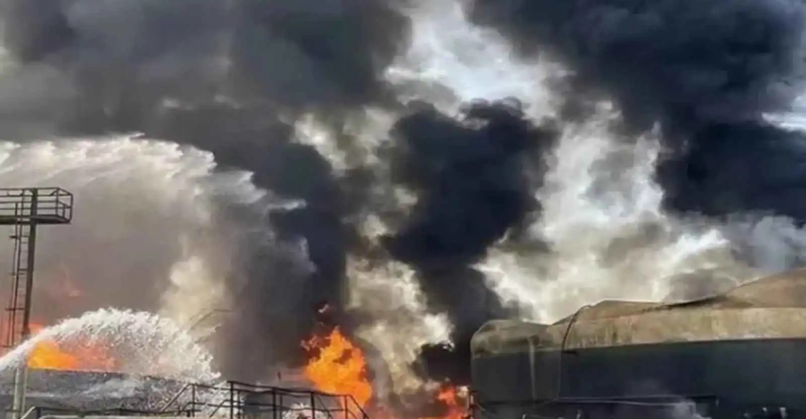 إيران.. اندلاع حريق كبير في منشأة نفطية بأصفهان (فيديو)