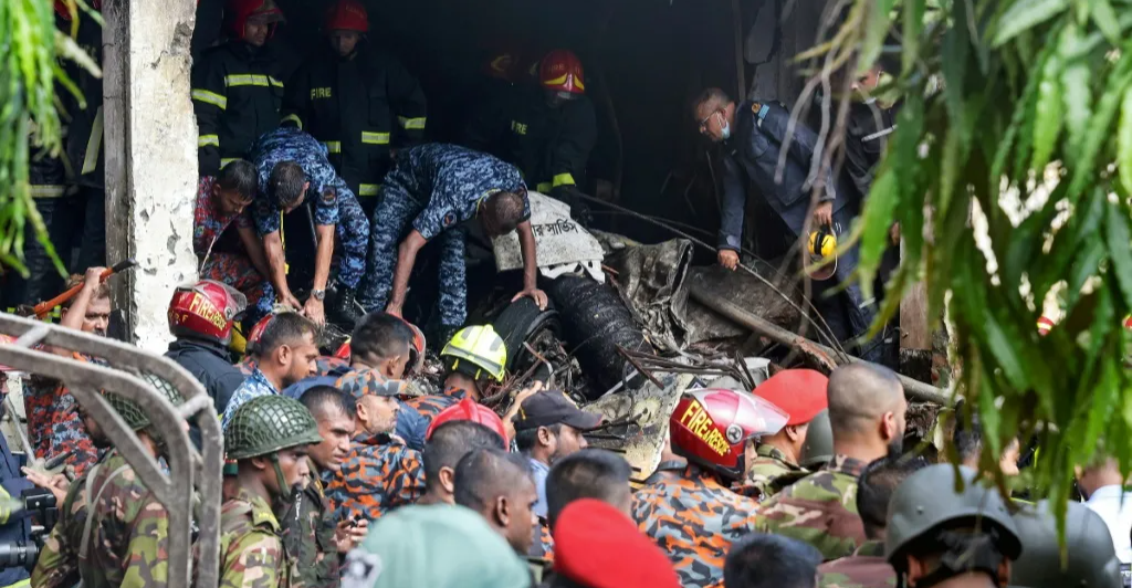 مقتل وإصابة 119 شخصاً جراء اصطدام طائرة عسكرية بمدرسة في بنغلاديش