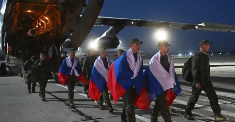 تنفيذاً لاتفاق الأمس.. 1200 أسير روسي يصلون إلى موسكو من أوكرانيا