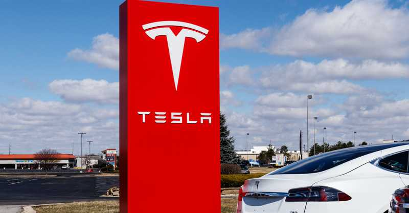 Tesla zaustavila rast, Trumpov zakon zaostroil razmere, svet se spopada z grožnjo recesije