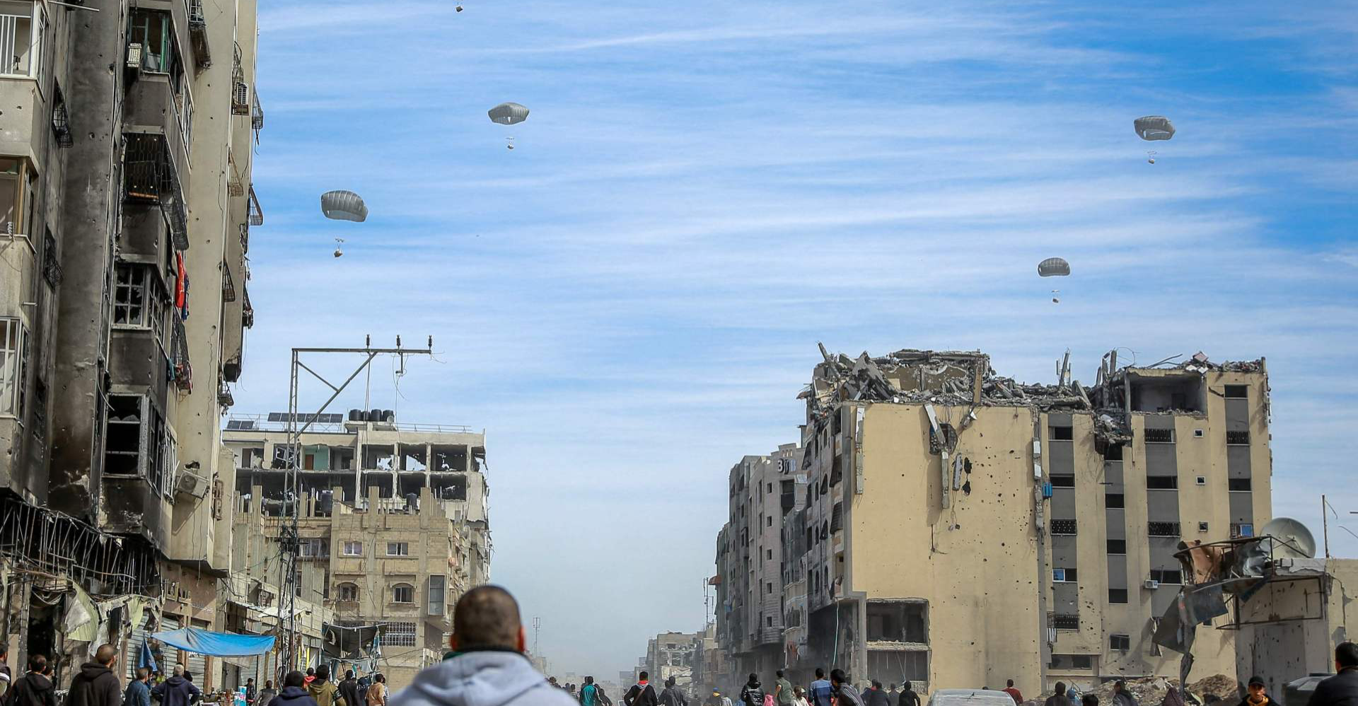 بريطانيا تدرس إسقاط مساعدات غذائية جوا على غزة