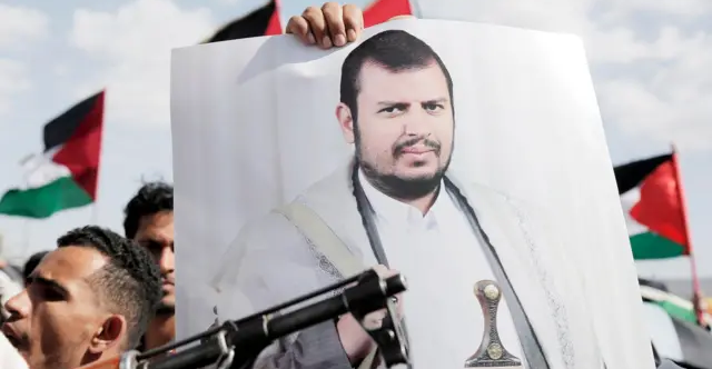 الحوثيون يهددون بإغلاق مضيق باب المندب رداً على الحرب في غزة