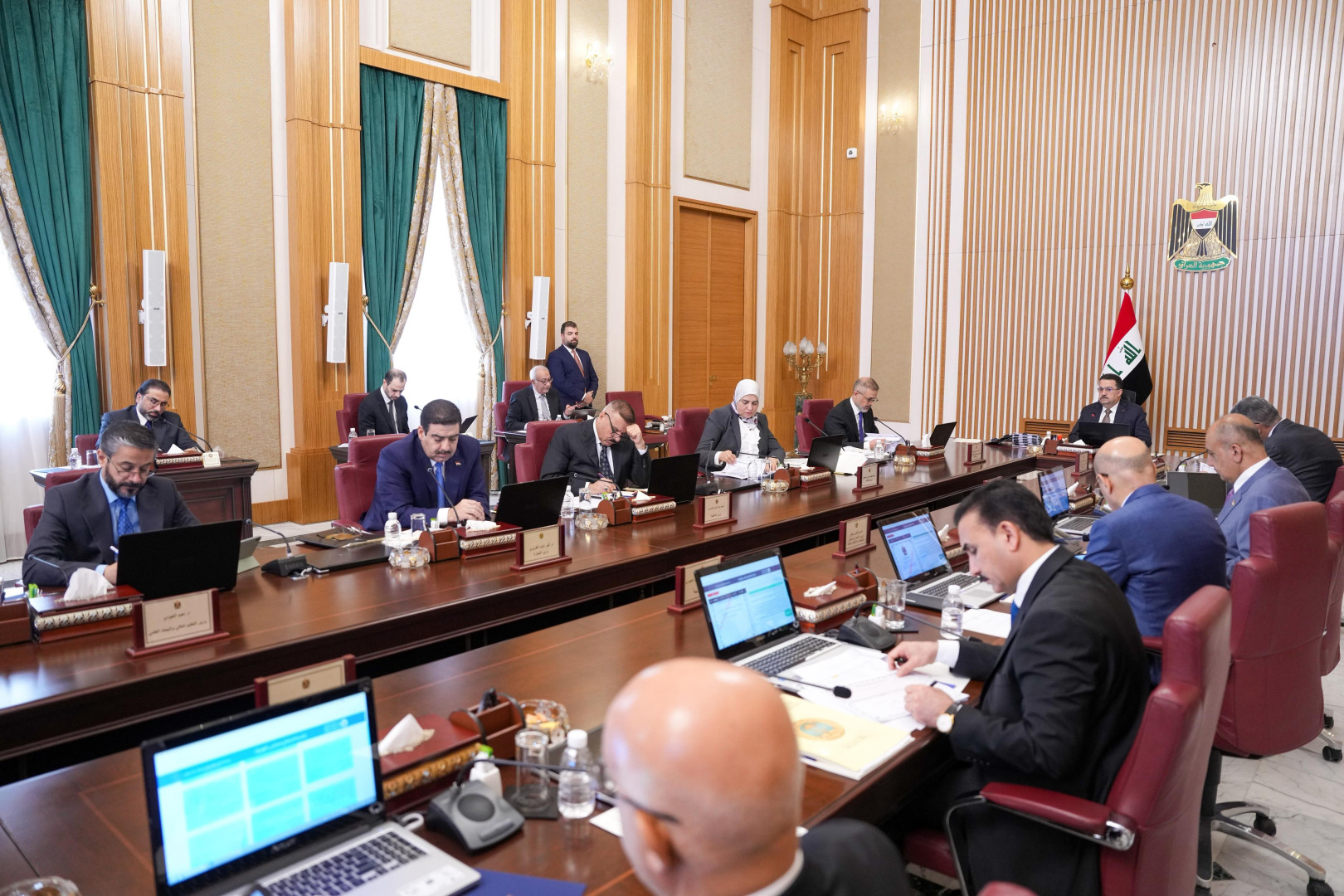 مجلس الوزراء يقر تخفيض رسوم الدفع الإلكتروني ويشدد على تعميمه في محطات الوقود