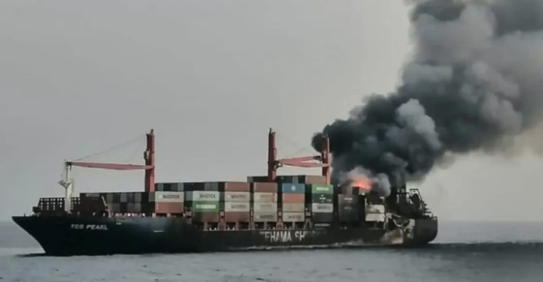 مصر تخمد حريقاً في سفينة حاويات قرب منصة نفطية