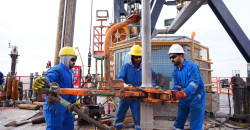 Oil prices steady as Trump tariffs clash with Russian supply risks