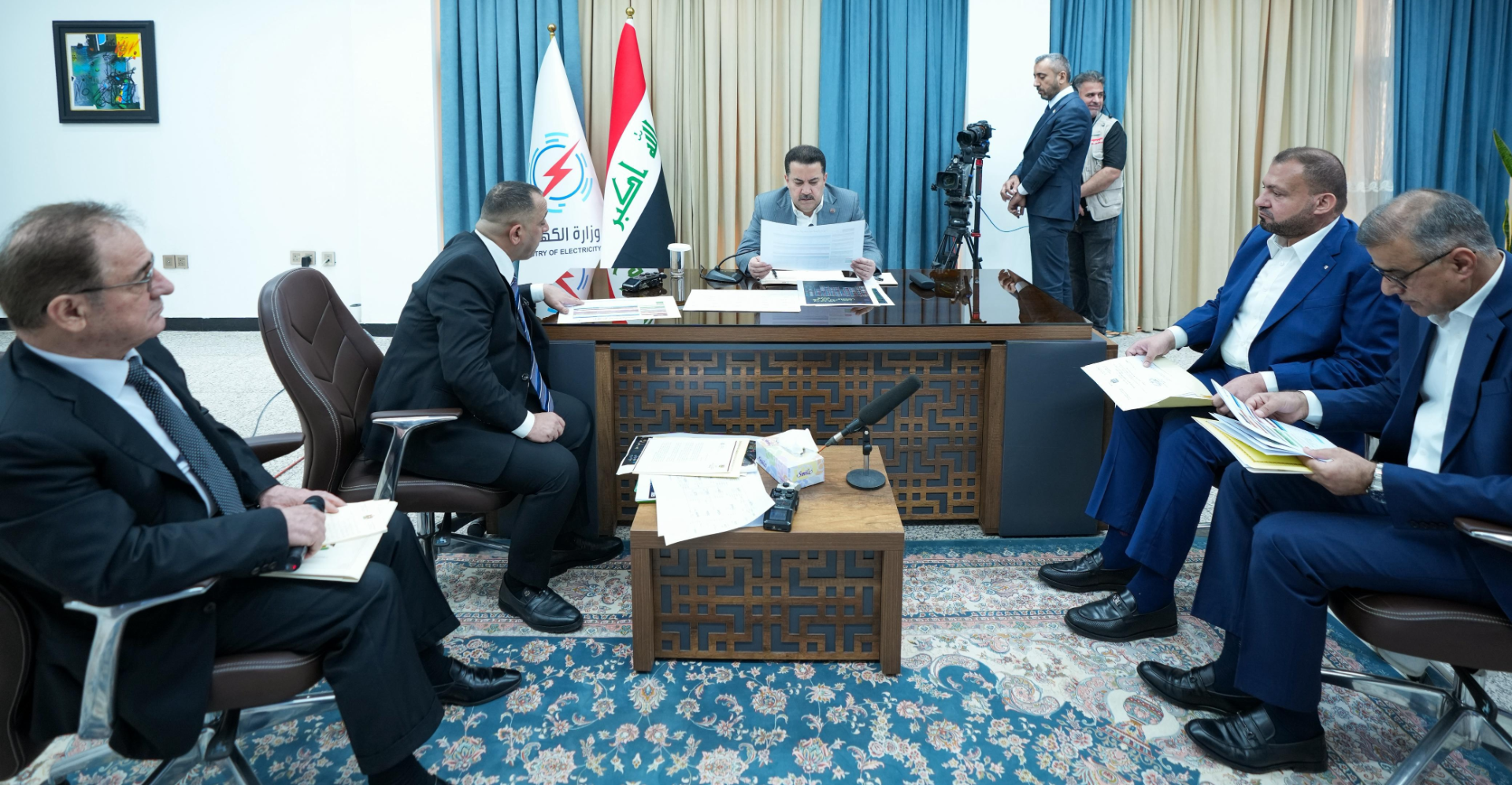 "وزارة لم تف بوعودها".. إنتاج الكهرباء لا يسد الحاجة والسوداني يفتتح خطوطاً ناقلة