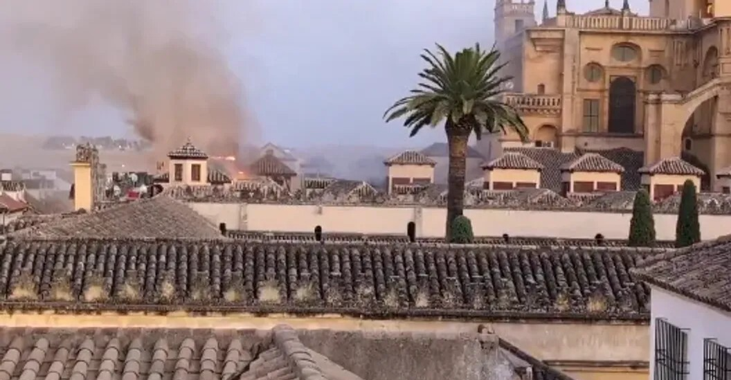 حريق كبير يطال أعظم الأثار الإسلامية في إسبانيا (صور وفيديو)
