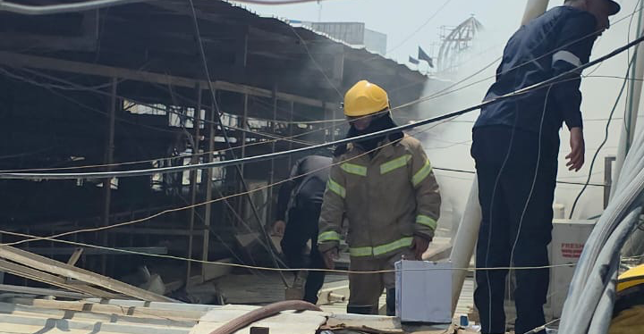البصرة.. الدفاع المدني يخمد حريق سوق العشار والضحية حارس مخزن