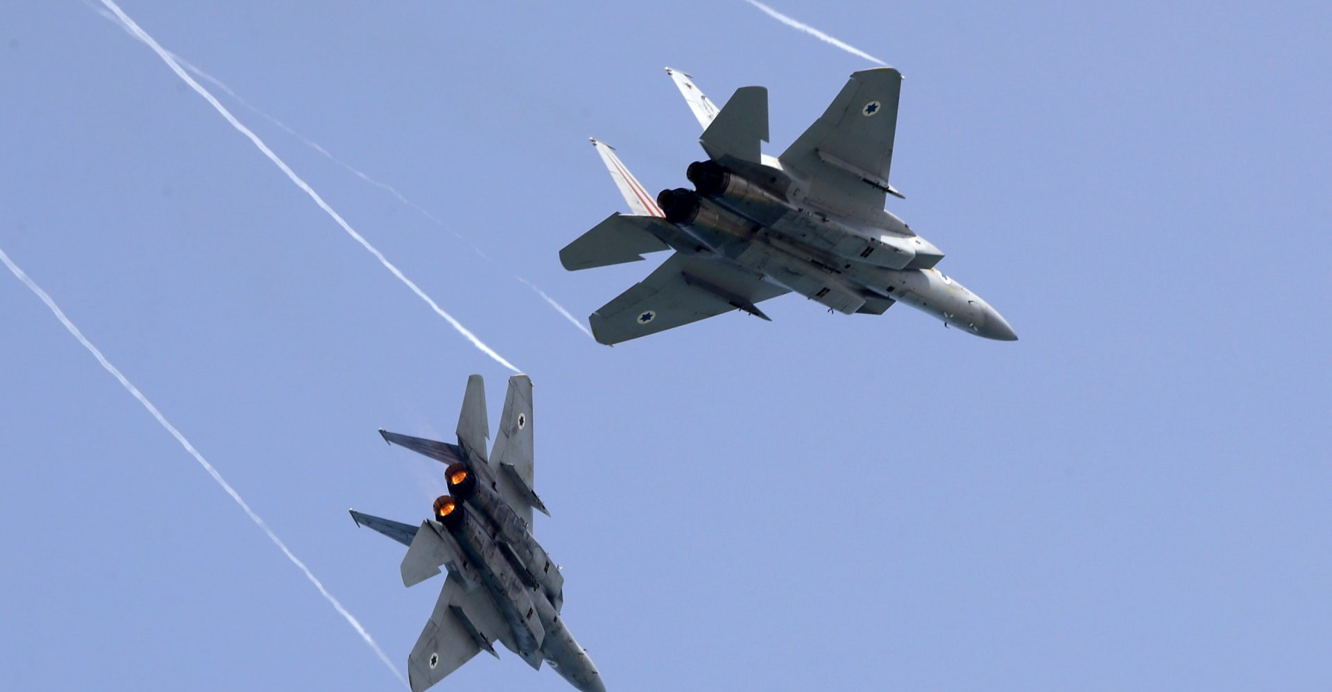 Israeli warplanes, ground forces maneuver in Syria