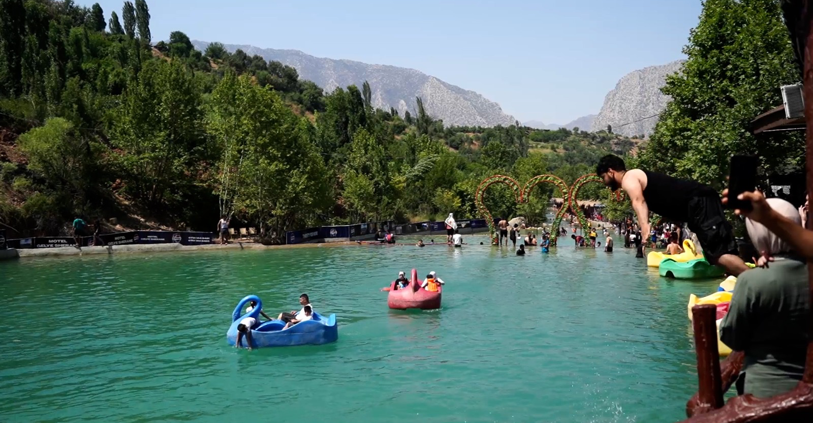 خنکیان.. گەشتیاریگ بلیت وەبی گلەوخواردن ئەرا دهۆک بڕێد