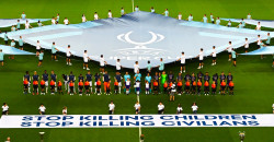 "أوقفوا قتل الأطفال والمدنيين".. لافتة إنسانية تهزّ افتتاح السوبر الأوروبي