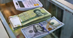 انهيار حاد وسقوط حر للعملة الإيرانية مقابل الدولار الأميركي