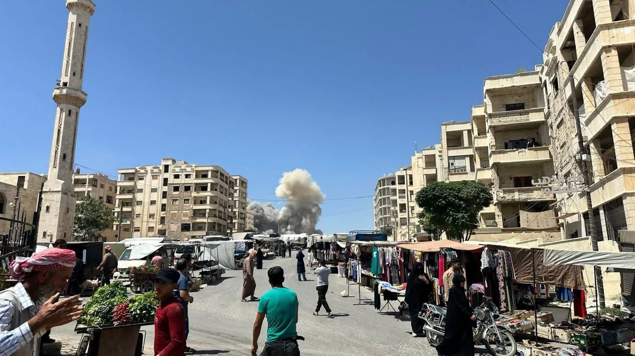 تحديث.. قتلى وجرحى وعالقون تحت الأنقاض بانفجار ضخم يهز إدلب