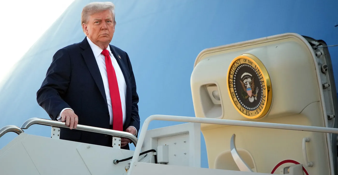 ترامب يصل ألاسكا للقاء القمة مع بوتين بصيغة "ثلاثة لثلاثة"