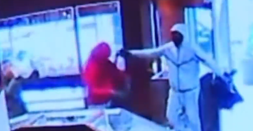 سطو خاطف على متجر مجوهرات في سياتل.. 2 مليون دولار في 90 ثانية  (فيديو)