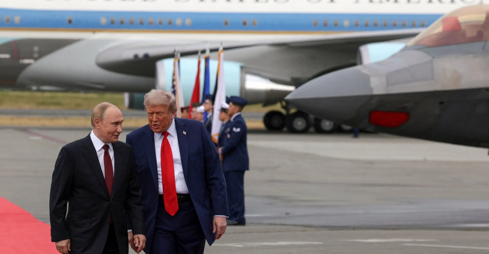 حوار خفي بين ترامب وبوتين.. قارئ شفاه يفضح ما دار على المدرج