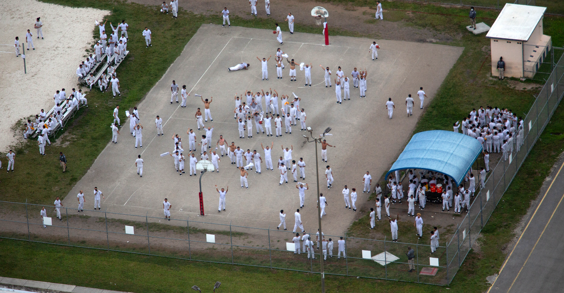 شهادات صادمة.. هكذا يُحتجز المهاجرون في أمريكا