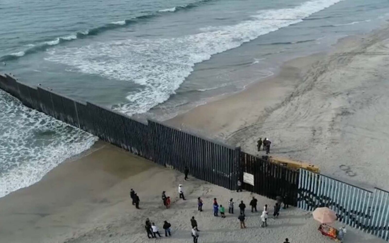 وەبان داوای دۆناڵد ترامپ دیوار ناوەین ئەمریکا و مەکسیک وە سیا رەنگ کرێد