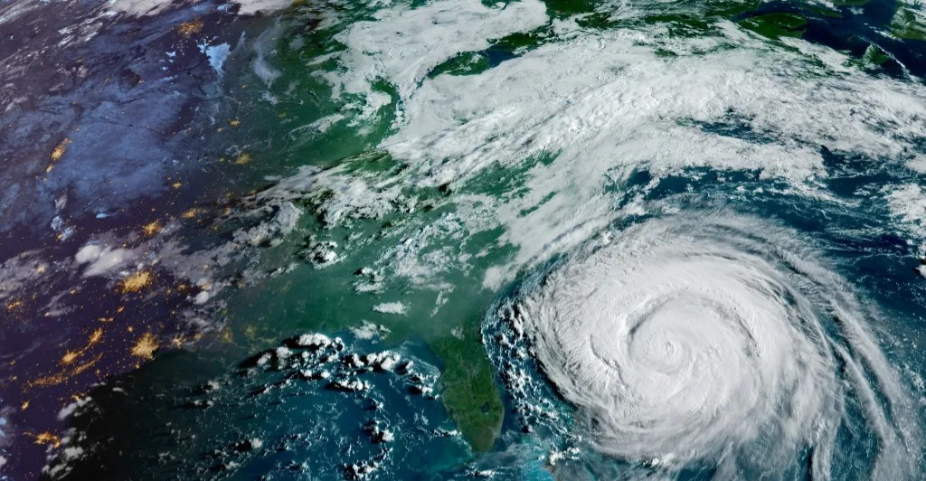 تحذير من خطورته.. "إيرين" يغرق الساحل الشرقي الأمريكي