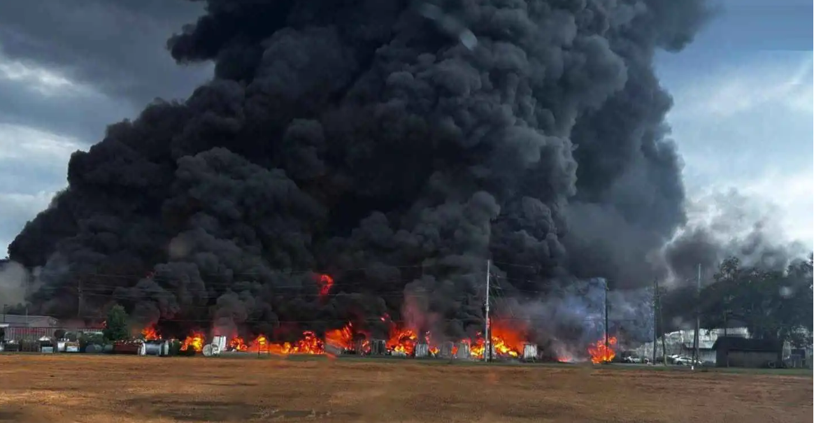تەقینەوەی گەپیگ و هیزگردن ئاگر لەناو دامەزراوەیگ نەفتی لە ئەمریکا.. ڤیدیۆ