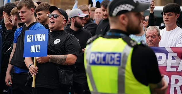 "أخرجوهم".. احتجاجات مناهضة للمهاجرين تجتاح مدناً بريطانية