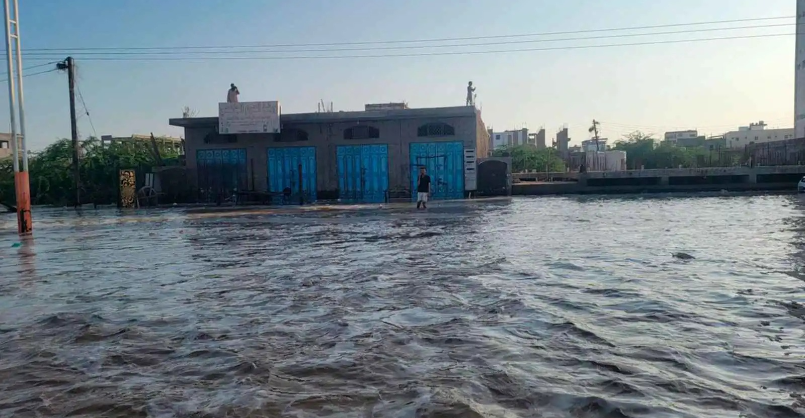 اليمن.. مصرع 8 أشخاص بينهم أطفال جراء السيول (فيديو)