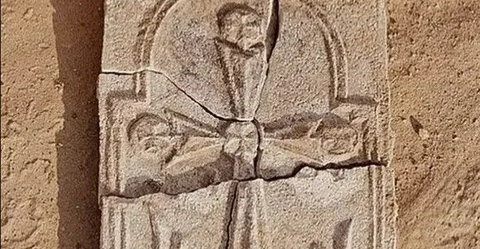 الإمارات.. اكتشاف صليب عمره 1400 عام