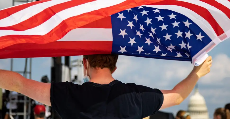 ترامب يوقع القرار.. ملاحقات صارمة بانتظار من "يدنس" العلم الأمريكي