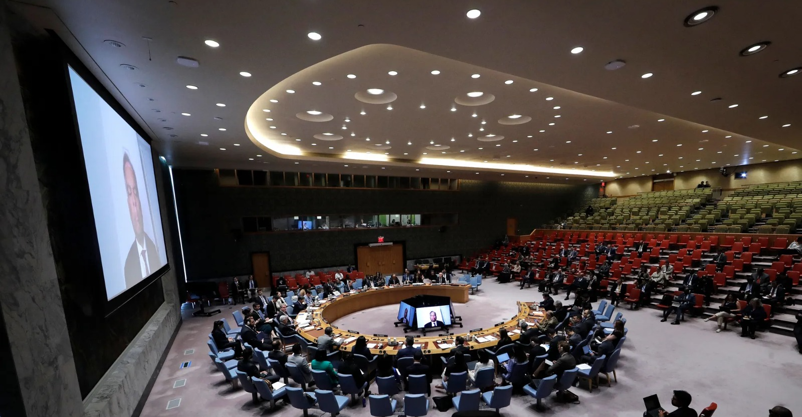 باستثناء دولة.. مجلس الأمن يطالب بوقف فوري لحرب غزة