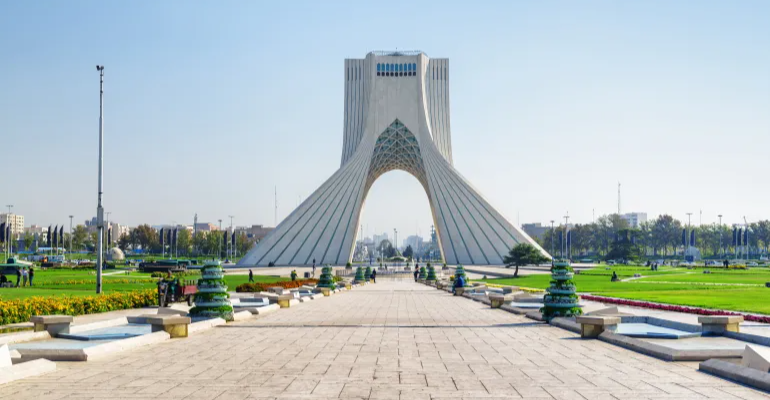 Iran se sooča z možnostjo ponovne uvedbe sankcij ZN zaradi nesodelovanja in napetosti z Izraelom.