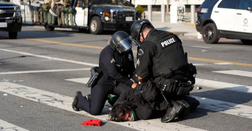 محكمة أمريكية تُلزم الشرطة بدفع تعويضات ضخمة لمتظاهر أصيب خلال احتجاجات سلمية