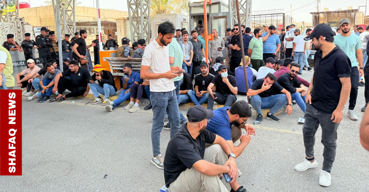 البصرة.. خريجو الاختصاصات النفطية يواصلون احتجاجهم واهالي يعتصمون ضد الخدمات