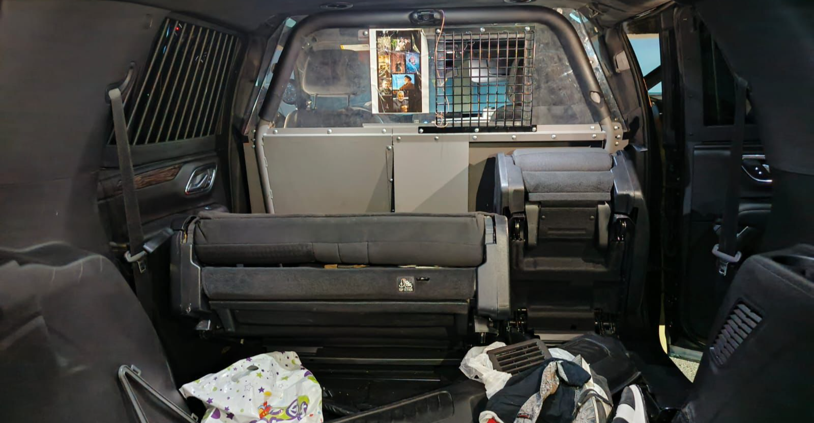 شرطة بغداد تضبط سيارة "مشبوهة" بداخلها "خزنة سرية" وأسلحة وهويات مزورة (فيديو وصور)