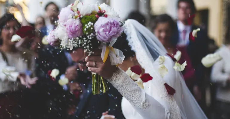 البطالة بالعراق تدفع شباباً للزواج غير التقليدي.. "الأكبر سناً أكثر أماناً"