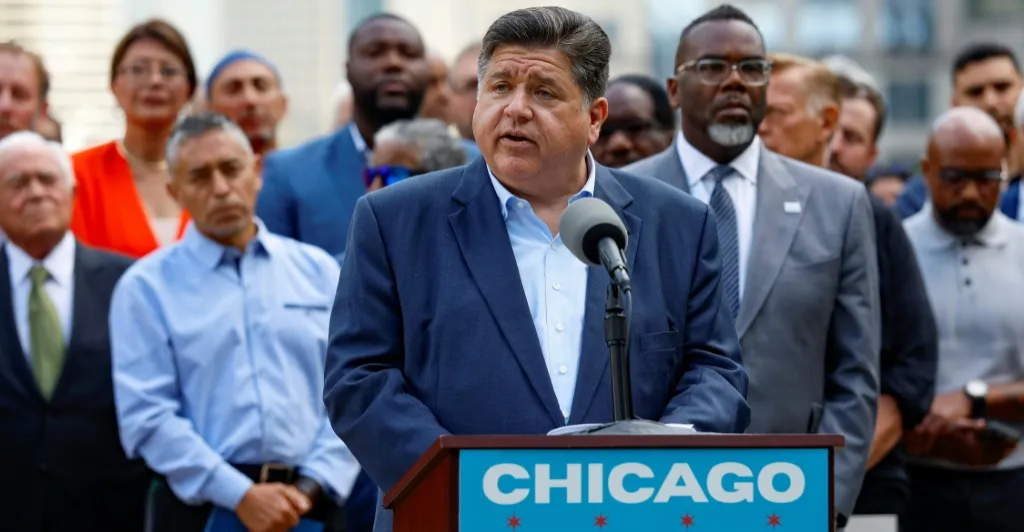 حاكم ولاية أمريكية يحذر من "غزو عسكري" لشيكاغو