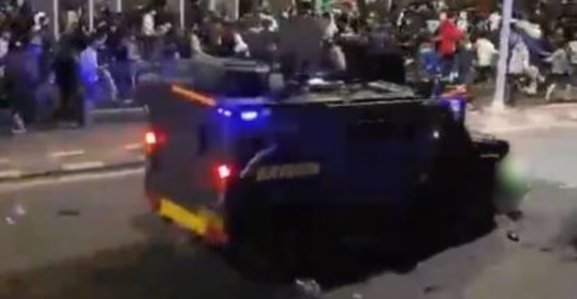 "دهس معتمد" من الشرطة الإندونيسية لعامل "ديلفري" يثير غضباً شعبياً (فيديو)