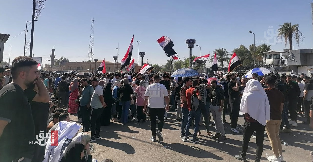 خريجو المجموعة الطبية يتظاهرون في بغداد للمطالبة بالتعيين.. فيديو